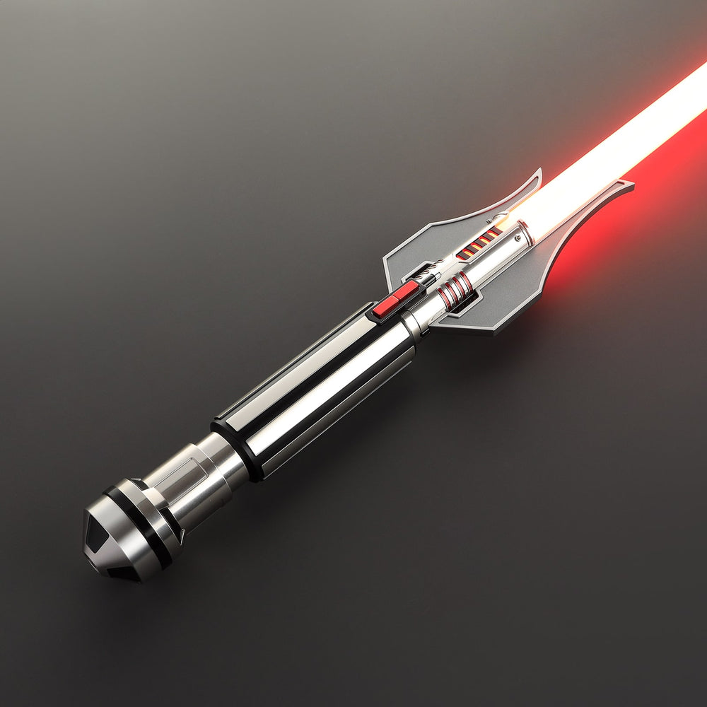 Hexar saber met een felrode blade en een intimiderende emitter, geïnspireerd door The Old Republic.